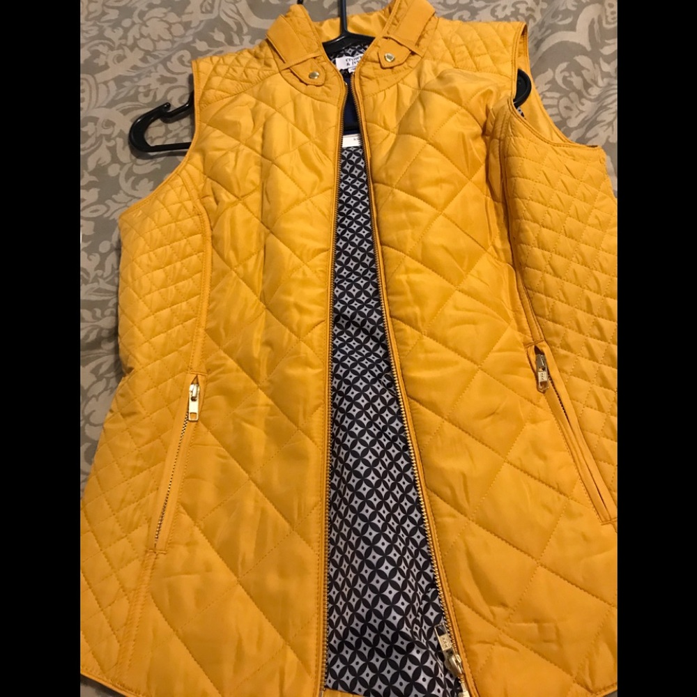 Vest yellow crown and ivy Very light